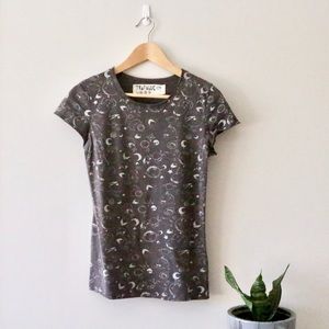 Zara | whimsical grey print tee, M